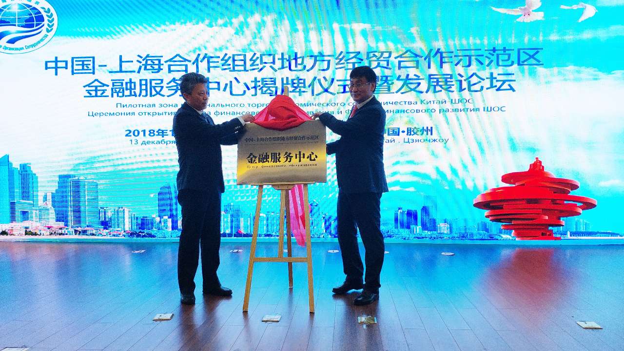 英亚官网首页_《我在北京等你》曝新海报 李易峰江疏影上演情感修罗场(图1) 英亚官方网站