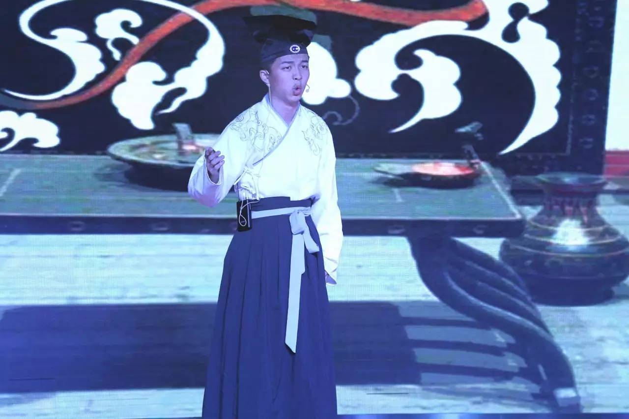 英亚官网_《我的特工爷爷》热映 吉丽颠覆演绎东北恶妈(图1) 英亚官网