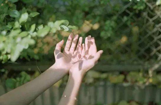 英亚官方网站_
一日一言 l 想了一千个关于夏天优美的句子(图2)